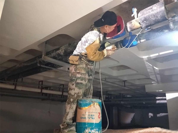 当供热管道或暖气片漏水时，应采取哪些措施？